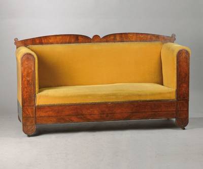 Biedermeiersofa, norddeutsch, um 1840, Pyramidenmahagoni z.T. gespiegelt furniert, schöne Fadenintarsie z.T. als wiederaufkommender dreipassiger ...