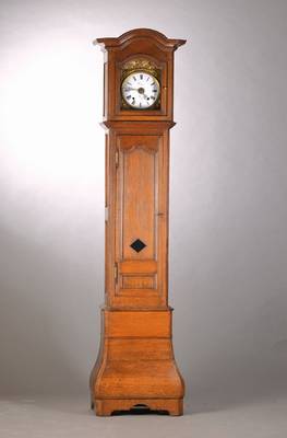 Standuhr, Frankreich, um 1860, verziertes Eichengehäuse, profiliert, Sockel gebaucht, abgeschrägte Ecken, Werk Comtoise, geprägte Messingumrandung ...