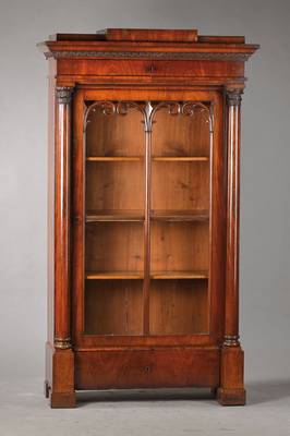 Vitrine, wohl um Berlin, 1840/50, Mahagonifurnier, Platte mit typischem Kantprofil, Palmettenfries, Kopfschub, 1-türig mit alter Verglasung u. orig. ...