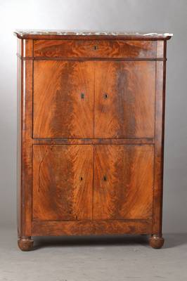 Wäscheschrank, wohl Elsass, um 1840, in Form eines Standsekretärs, Mahagoni doppelt gespiegelt furniert, Marmorplatte sek., 1- schübig u. 4-türig ...