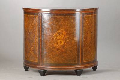 Demi-Lune-Kommode, Frankreich, um 1920/25, Mahagoni- u. Wurzelnussfurnier, intarsiertes Rautenmuster, mittig Blumenbukett, 3-türig mitfrei setzbaren ...