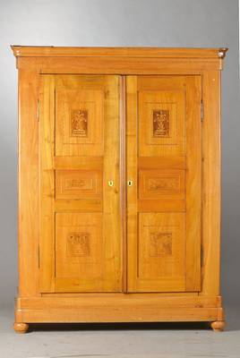 Biedermeierschrank, südwestdeutsch, Elsass, um 1840/50, Kirschbaum mass., 12-fach kassettiert, auf Rahmen gearbeitet, Frontfüllungen mit feiner ...