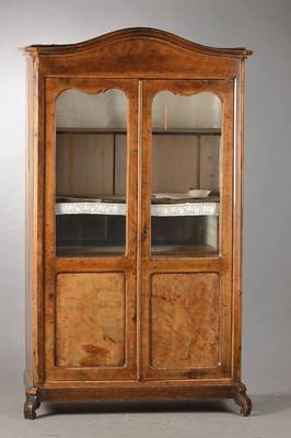 Vitrine, deutsch, um 1860/70, Nussbaum bzw. Wurzelnussfurnier, 2-türig alt verglast, Rahmen weich geschweift u. abgerundet, Innen Einlegeböden u. ...