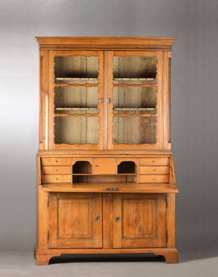 Aufsatzsekretär, 18.Jh., Eiche mass. Vitrinenaufsatz um 1835/40, Sekretär aus alten Teilen ergänzt, Aufsatz mit feiner Profilierung, seitl. ...