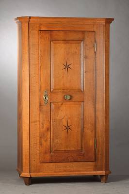 1-Türiger Schrank, wohl Hessen, um 1810, Eiche mass., doppelt kassettiert mit eingelegter Kompassintarsie, orig. Schnappschloss, wenige ...