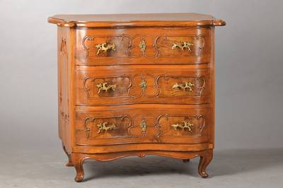 Barockkommode, wohl Nordhessen, um 1750, Eiche massiv u. Nussbaum furniert, frontseitig doppelt geschweift, 3-schübig, butterweiche geschwungene ...