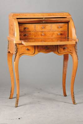 Damensekretär, 2.H.20.Jh., Nussbaum- u. Wurzelnussfurnier, Rollklappe mit klassischer Vasenintarsie, Gestell 3-schübig, nach Vorbildvon 1760, ...
