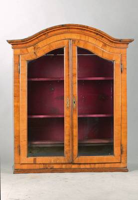 Vitrine, wohl süddeutsch bzw. südwestdeutsch, Mitte 18.Jh., Nussbaumfurnier, Kopf geschweift, 2-türig, alt verglast, mit 3 Einlegeböden, wohl ...