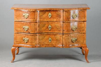 Barockkommode, um 1760, Nussbaum- u. Wurzelnussfurnier, Bandintarsien in Pflaume, 3-schübig, doppelt geschweift u. gekröpft, Füße sek., orig. ...
