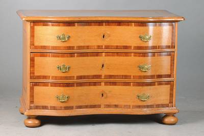 Barockkommode, um 1760/1770, Eiche massiv, Bandintarsie in Pflaume, doppelt geschweift, orig. Beschläge, 3-schübig, Schlösser sek. Rückwand z.T. ...
