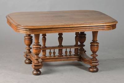 Sofatisch, Eiche massiv, aus alten Teilen von 1880, 7 gedrechselte Balustersäulen durch l.geschweiften H-Steg verbunden, reich profilierte Platte, ...
