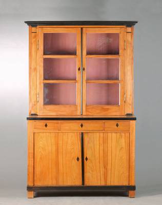 Aufsatzvitrine, Biedermeier, um 1820, Kirschbaum massiv und furniert, partiell geschwärzte Profilleisten, Aufsatz 2 -türig alt verglast mit 3 ...