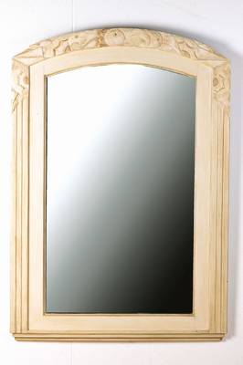 Wandspiegel, Frankreich, 1930er Jahre, Art Deco, Holzrahmen geschnitzt und weiß gefaßt, Obstdekor, facettiertes Glas, altersbedingte ...
