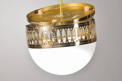 Deckenlampe, Österreich, Entwurf 1905, Ausformung 1970er Jahre, Messingmontur Milchglasschirm, Elektrifizierung nicht geprüft,