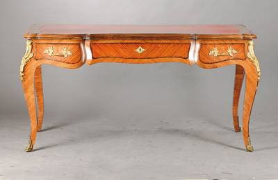 Prachtvolles Bureau plat, 2.H.20.Jh., nach Franz. Vorbild von 1730, Rosenholz z.T. vielfach auf Kreuzfuge verlegt, Schubladenkonstruktion in Eiche, ...
