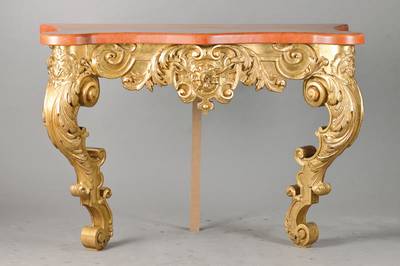 Wandkonsole, um 1900, Weichholz goldfarben gefaßt, nach franz. Vorbild von 1710, Vorderbeine vollplastisch als Akanthusblattrollen ausgearbeitet, ...