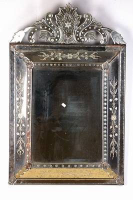 Wandspiegel, Venedig, um 1920, facettiertes Kristallglas, Spiegelfolie stellenweise korrodiert, mittleres Glas erneuert, floral geschliffen, Gebr.- ...