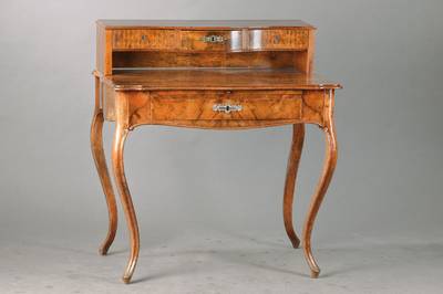 Kleiner Damensekretär, sog. Boheur de jour, um 1860/70, Nussbaum- bzw. Wurzelnussfurnier z.T. auf Kreuzfuge verlegt, 1-schübig mit Ausziehplatte, ...
