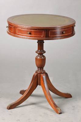 Beistelltischchen, sog. Drum-Table, England, 20.Jh., Mahagonifurnier, Platte mit grünem Leder beschlagen, 2-schübig, gedrechselter Schaft mit 4 ...
