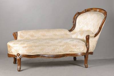 sog. Chaiselongue, um 1860, Buche massiv, allseitig geschweifte Form, im Rokoko-Stil, geschnitzt u. gerieft, gewölbte Lehne mit langer rechter ...