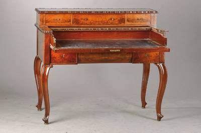 Aufsatzschreibtisch, um 1860/70, Mahagoni- bzw. Pyramidenmahagonifurnier, 3-schübiger Aufsatz mit umlaufender grober Flammleiste, aufschiebbare ...