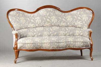 Geschwungenes Sofa, sog. Canapé Causeeuse, wohl Frankreich, um 1860/70, Nussbaum u. Buche massiv, Lehne 3-fach geschwungen, neu gepolstert u. ...