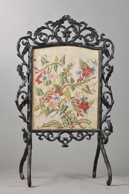 Ofenschirm, Holz geschwärzt in Gußeisenoptik, Rokoko-Stil, Goblin-Stickerei unter Glas, dat. "19. November 1822-72", Neuverleimung empf., ...