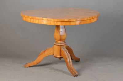 Biedermeiertisch, deutsch, um 1820/30, Kirschbaum massiv u. radial furniert, runde Platte, hexagonaler gebauchter Schaft mit 3 geschweiften gerieften ...