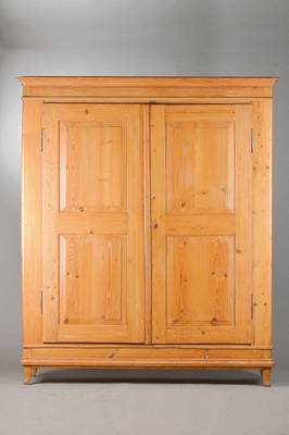 Biedermeierschrank, wohl Baden, um 1830, Weichholz, komplett auf Rahmen gearbeitet, 8-fach kassettiert, Innenleben in Tapette ausgekleidet, 4 ...