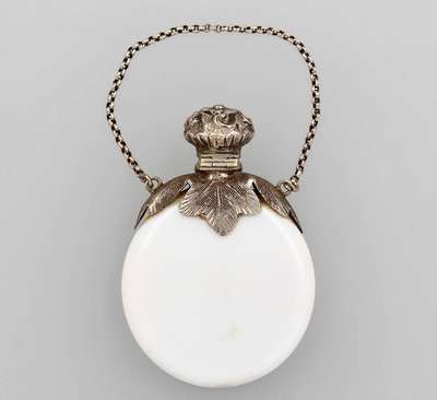 Parfumflakon aus Milchglas, deutsch um 1900, Montur floral grav., mit Sicherheitskettchen, mit Orig.-Stöpsel
