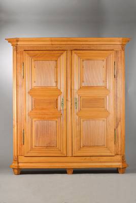 Louis-Seize-Schrank, wohl mitteldeutsch, um 1770/80, Birne massiv, komplett auf Rahmen gearbeitet, 12-fach kassettiert, Ecklisenen risalitähnlich ...