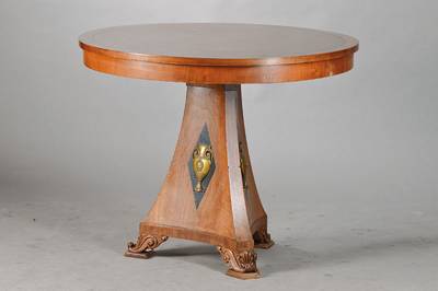 Salontischchen, wohl Frankreich, um 1900, im Empire-Stil, Nussbaum massiv auf Kreuzfuge gearbeitet, dreieckiger taillierter Schaft mit geschwärzten ...