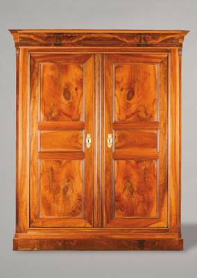 Louis-Seize-Schrank, südwestdeutsch, um 1780- 1800, Nussbaum massiv u. furniert, auf Rahmen gearbeitet, 12-fach massiv kassettiert,Gesims reich ...