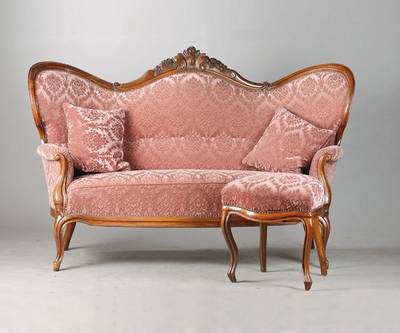 2-Sitzer Sofa, sog. Canapé Causeeuse, um 1860/70, Nussbaum u. Buche massiv, 3-fach geschweift, stilytypische Form des Louis- Philippe, feine florale ...