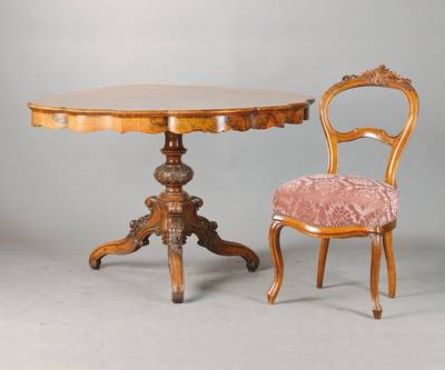 Salongruppe bestehend aus 5 Stühlen und einem Tisch, um 1860/70, Nussbaum, Tischplatte mit gespiegeltem Maserholz, reichlich gedrechselter ...