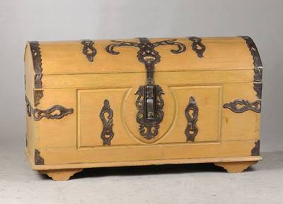 Barocktruhe, sog. Buckeltruhe, nordeutsch, um 1800/10, Eiche massiv, reiches Beschlagwerk,kein Schloss, altersbedingt stabiler Zustand, ...