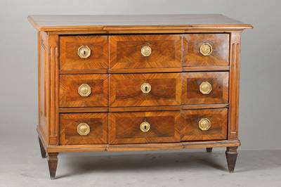 Louis-Seize-Kommode, wohl Frankreich, um 1770/80, Nussbaumfurnier auf Kreuzfuge verlegt, Mitte mit hervorspringendem Risalit, 3-schübig, alte ...