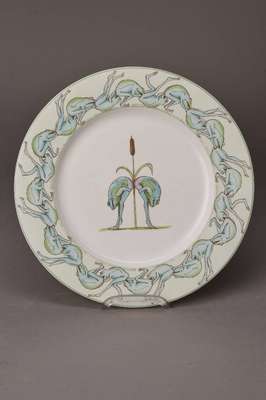 Tomi Ungerer, geb. 1931 Straßburg, Zierteller, Heinrich/Villeroy & Boch, Porzellan, Rand mit umlaufenden Froschdekor, mittig zwei sich beugende ...