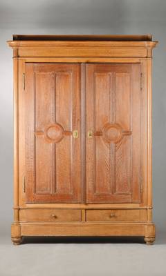 Spätbiedermeierschrank, wohl Elsass-Lothringen ,um 1860/70, Eiche massiv, Giebel vielfach getreppt u. profiliert, Ecken abgerundet u. weit ...