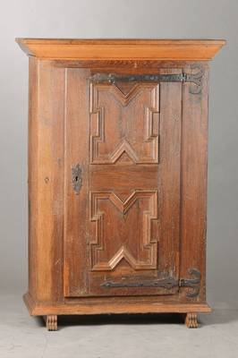 1-türiger Barockschrank, wohl Hessen, Schwalm , 2.H.18.Jh., Eiche massiv, Tür auf Rahmen gearbeitet u. vielfach verkröpft, Rückwand u. Profile ...