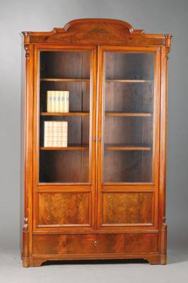 Vitrine, mitteldeutsch, um 1860/70, Mahagoni- bzw. Pyramidenmahagonifurnier auf Weichholzkorpus, 2-türig, alt verglast, geschweifter Giebel, ...