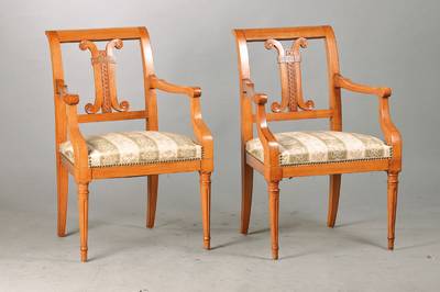 Paar Armlehnstühle, um 1860, Kirschbaum massiv, Vorderbeine konisch u. kanneliert, Hinterbeine abgespreizt, Lehnenmittelstück mitZopf- u. ...