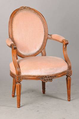 Louis-Seize-Sessel, sog. Fauteuil, wohl Frankreich, um 1770/80, Nussbaum massiv, konisch verlaufende Beine mit Kanneluren, Zarge u. Lehne mit feiner ...