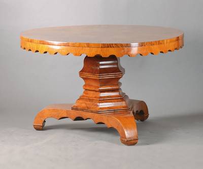 Salontisch, deutsch, um 1820/30, Nussbaum- bzw. Wurzelnussfurnier z.T. radial verlegt, Platte mit vielfach geschweifter Zarge, oktogonaler ...