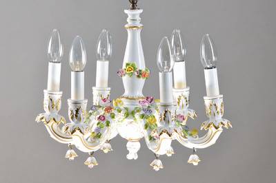 Deckenlampe, wohl Thüringen, 2. Hälfte 20. Jh., Porzellan, sechs Brennstellen, applizierte Blümchen, bemalt, Goldstaffage, Blütenabhängungen, ...