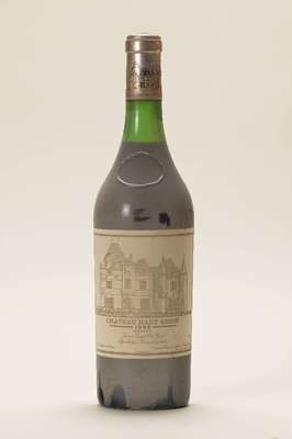 3 Flaschen 1982 Chateau Haut Brion, Graves, Premier Grand cru Classe, Abstand zwischen Kapsel und Wein: 2-4 cm, je ca. 75 cl, unverkostet, Wine ...