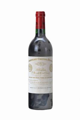 3 Flaschen 1982 Chateau Cheval Blanc, St. Emilion, Premier Grand Cru Classe, top shoulder bis into neck, je ca. 75 cl, unverkostet, Importiert durch ...