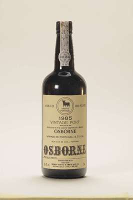 1 Flasche 1985 Osborne Vintage Port, into neck, ca. 75 cl, unverkostet, 1988 in die Flasche gefüllt, unverkostet, in Originalholzkiste