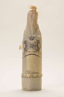 1 Flasche 1989 Chateau Mouton Rothschild, Pauillac, ca. 75 cl, into neck, Künstleretikett: "Die Mauer" von Georg Baselitz, unverkostet, ...