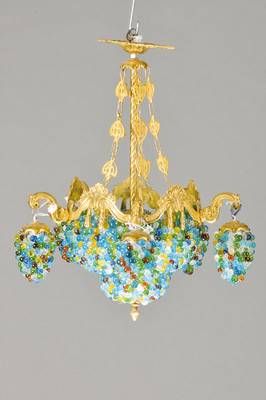 Deckenlampe, Frankreich, um 1970, nach altemVorbild, verzierte Gelbgußmonturen, mittig drei Brennstellen, außen 6 Brennstellen, stattSchirme bunte ...